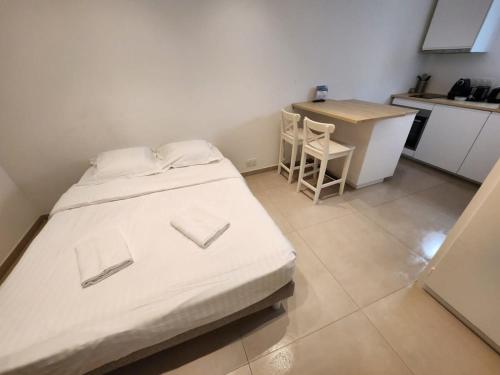 Cette petite chambre comprend un lit et une cuisine. dans l'établissement C073-Studio neuf et lumineux au carre d'or Croisette, à Cannes