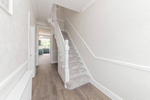 Fotografie z fotogalerie ubytování Stylish & Spacious 3-Bed House, Parking and Garden v destinaci Finchley