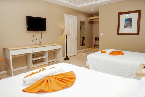 a hotel room with two beds and a television at Hotel Casona del Lago in Flores