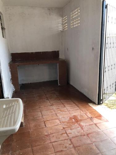 un bagno con panchina nell'angolo di una stanza di Casa térrea e ampla próximo a praia de Amaralina acesso a cadeirante e pets a Salvador