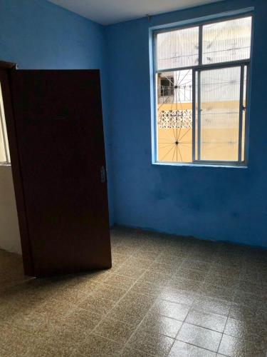 una stanza vuota con una porta e una finestra di Casa térrea e ampla próximo a praia de Amaralina acesso a cadeirante e pets a Salvador