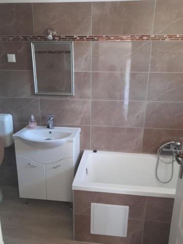 ミシュコルツにあるGábor -lak 2のバスルーム(シンク、バスタブ、鏡付)