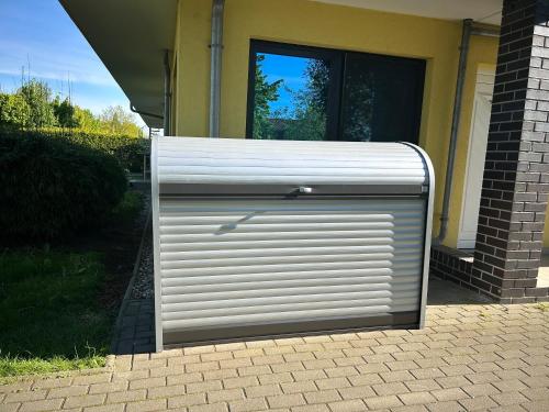 uma porta de garagem de metal em frente a uma casa em Ferienwohnung am Ostseeküstenradweg em Stralsund