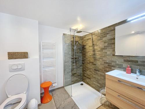une salle de bain avec une douche, des toilettes et un lavabo dans l'établissement T2 dans résidence avec piscine, à Calvi