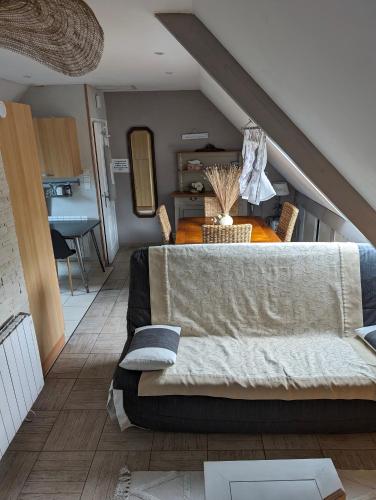 un salon avec un canapé et une table dans l'établissement Le Cosy, à Lanvallay