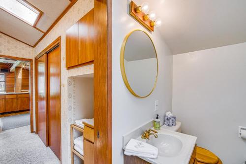een badkamer met een wastafel en een spiegel bij Cle Elum A-Frame - Direct Yakima River Access! in Cle Elum