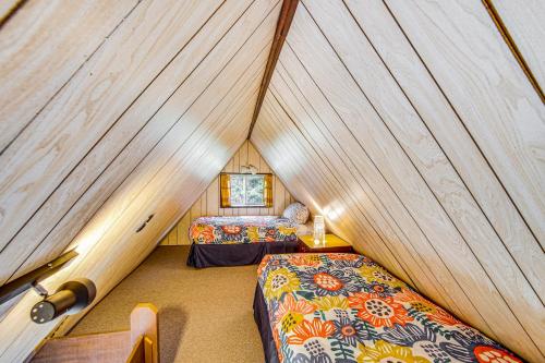 een kleine kamer met 2 bedden in een yurt bij Cle Elum A-Frame - Direct Yakima River Access! in Cle Elum