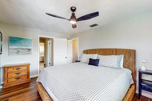- une chambre avec un lit et un ventilateur de plafond dans l'établissement Caloosahatchee Independence, à Cape Coral
