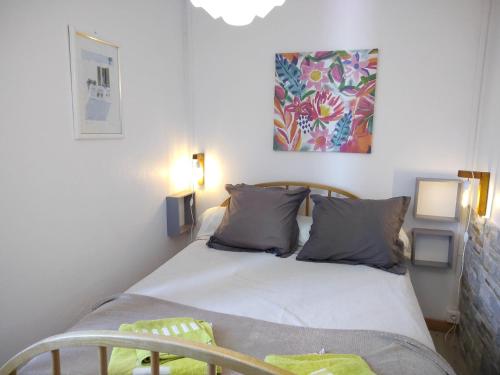 1 dormitorio pequeño con 1 cama con 2 almohadas en Maison Lisa Maria, en Ponte Leccia