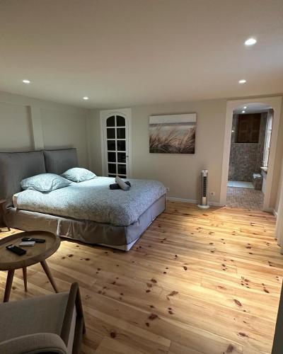 une chambre avec un lit et un parquet dans l'établissement Ar Barzh Kadiou II, à Quimper