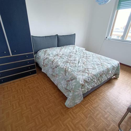 une chambre avec un lit et une commode dans l'établissement Grado Laguna Apartment, à Grado