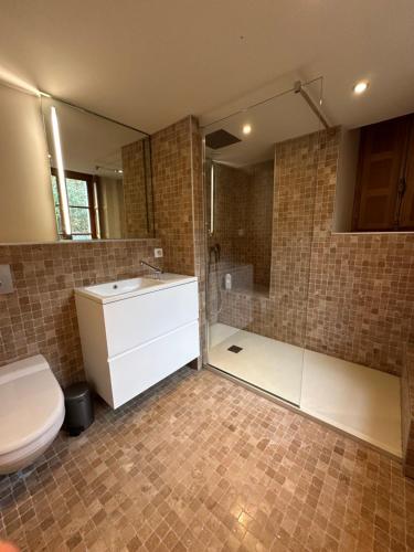 un bagno con wc, lavandino e doccia di Ar Barzh Kadiou II a Quimper