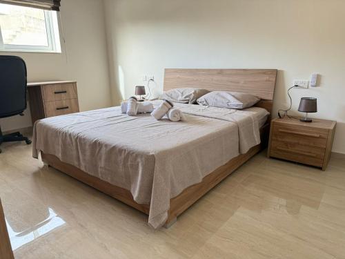un dormitorio con una cama con dos animales de peluche en Victoria Modern Apartment en Victoria