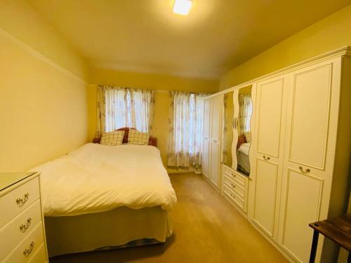 Ein Bett oder Betten in einem Zimmer der Unterkunft 2 Bedroom House close to UoB QE Selly Oak - Parking - Garden - Wifi- Netflix