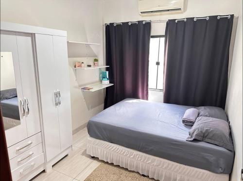 Tempat tidur dalam kamar di Casa privada em Sinop