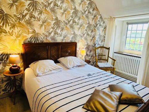 - une chambre avec un grand lit double dans l'établissement Maison traditionnelle bretonne proche de la mer, à Quemper-Guézennec