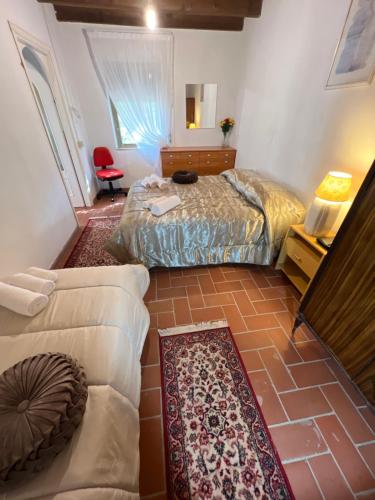 um quarto com 2 camas, uma secretária e uma cadeira em Casa Vacanza appartamento Tortolì-Arbatax a 14 minuti dal mare em Tortolì