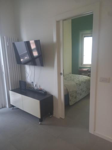 Cama o camas de una habitación en Milano City centre PORTA ROMANA SUITE with FREE PARKING GARAGE - newly COZY 2 bedrooms apartment with 2 bathrooms living room fully equipped kitchen and washing machine Smart tv - SUBWAY METRO 3 stops to Duomo