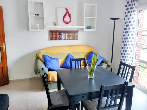 jadalnia ze stołem i kanapą w obiekcie 3 bedrooms apartement with city view and balcony at Granada w Grenadzie