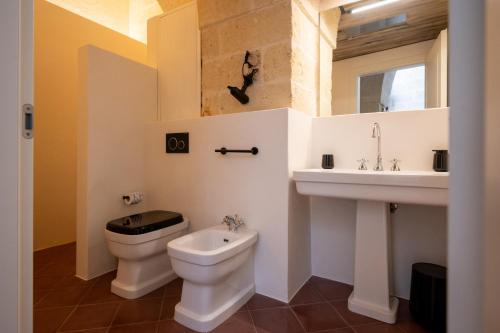 a bathroom with a toilet and a sink at le CASINE di MARUGGIO 19 in Maruggio