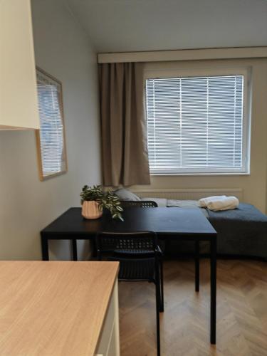 Habitación con mesa, cama y ventana en New central home en Kuusamo