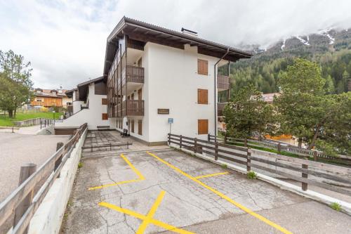 a building with yellow arrows in a parking lot at Casa Ciadenac in Soraga