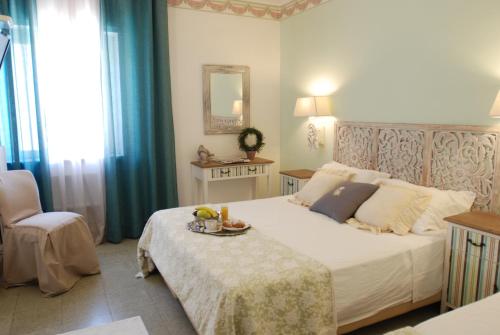 sypialnia z łóżkiem i tacą z owocami w obiekcie Hotel Lido Garda w Anzio