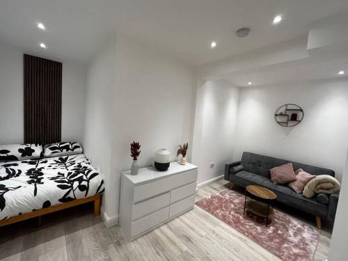 a bedroom with a bed and a couch at Modern Boutique Apartment Great Location in Golders Green