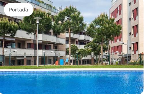 Бассейн в Precioso piso cerca de playa Fenals con 2 piscinas y terraza или поблизости