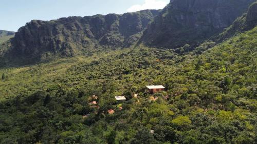 Cabanas da Mata - Cabana Candeia - Casa Branca/MG في كازا برانكا: اطلالة جوية على جبل عليه بيت