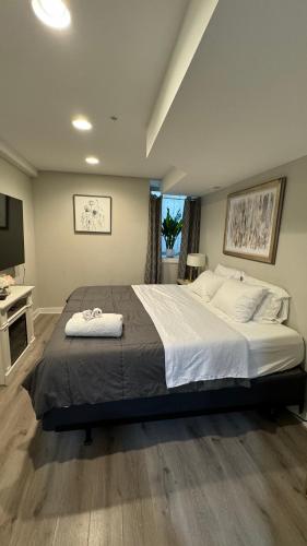 a bedroom with a large bed in a room at Hot Tub Four Seasons in Philadelphia
