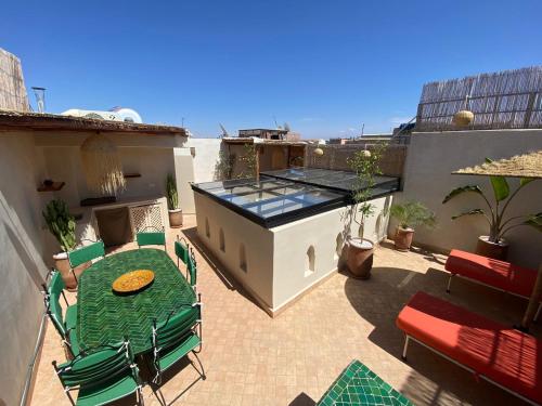 Vaade basseinile majutusasutuses Magnifique Riad Privatif Kasbah või selle lähedal