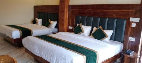 twee bedden in een hotelkamer met twee bedden bij HOTEL THE PINE VILLA MUSSOORIE in Mussoorie