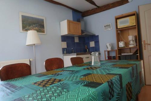 Ένα ή περισσότερα κρεβάτια σε δωμάτιο στο Maison aux volets rouges