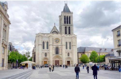 a large cathedral with people walking in front of it at Chambres disponibles - Saint Denis City Center Porte de Paris - Métro 13 - RER D - Ligne H - Tramway 1-5-8 in Saint-Denis