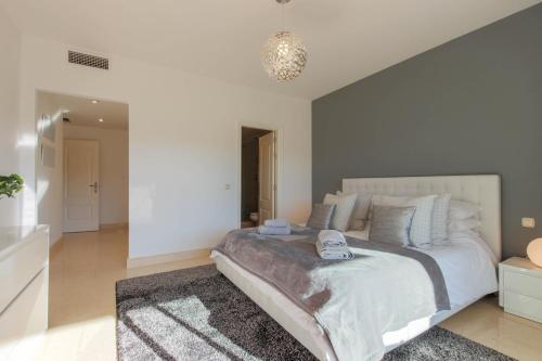 Katil atau katil-katil dalam bilik di Modern 2-bed apt Capanes del Golf