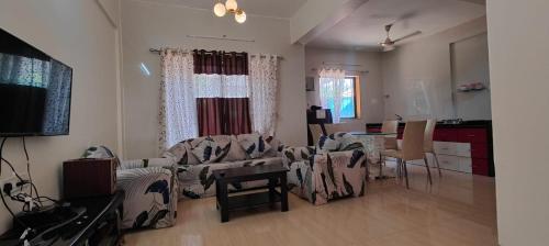 TV a/nebo společenská místnost v ubytování Gold Villa