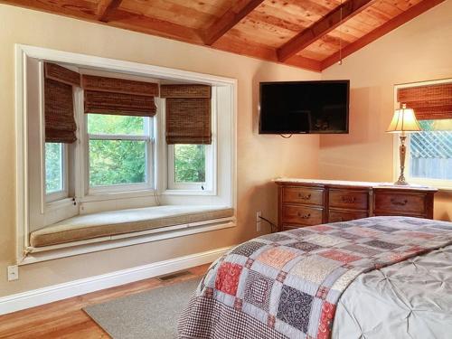 - une chambre avec un lit et une fenêtre avec une télévision dans l'établissement A - Karen`s Ferngully, à Mendocino