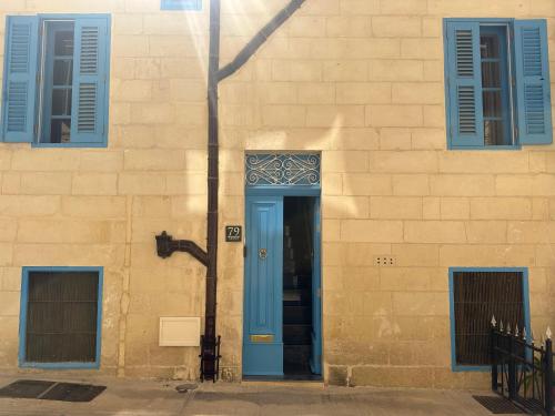 een blauwe deur aan de zijkant van een gebouw bij 79 Sam's Place, Valletta in Valletta