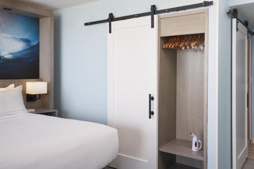 Un ou plusieurs lits dans un hébergement de l'établissement Hilton Cocoa Beach Oceanfront