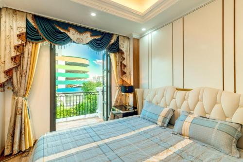 een slaapkamer met een bed en een groot raam bij Villa Homestay Ocean Park 1 Gia Lâm in Hanoi