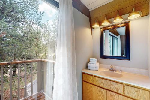 een badkamer met een wastafel en een raam bij Sunshine in Sunriver in Sunriver