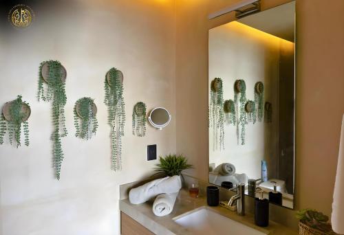 ein Badezimmer mit Waschbecken und Spiegel in der Unterkunft Penthouse Privado en Tulum in Tulum