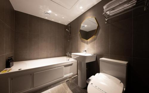Ett badrum på Hotel in Cafe Doksan