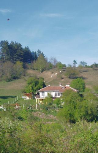 une maison assise au sommet d'une colline dans l'établissement Стаи за гости Шейтанови, à Vrabcha