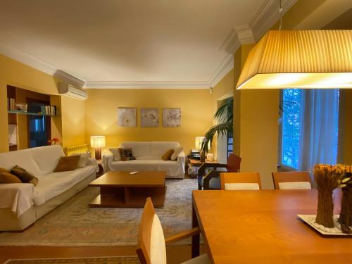 - un salon avec des canapés blancs et une table dans l'établissement Cozy flat in central Madrid with garage, à Madrid