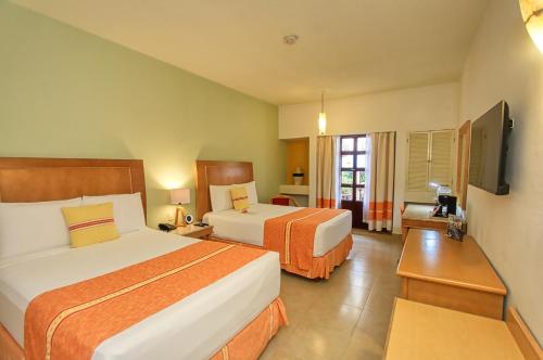 Ein Bett oder Betten in einem Zimmer der Unterkunft Binniguenda Huatulco & Beach Club