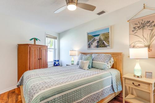 Postel nebo postele na pokoji v ubytování South Hutchinson Island Cottage with Beach Access!