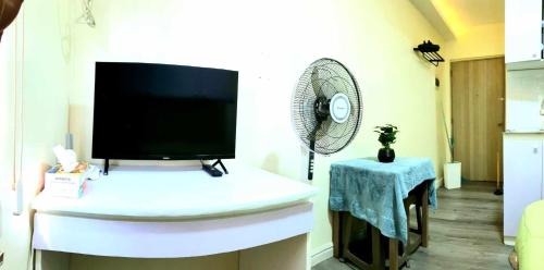 un televisor sentado en una mesa con un ventilador en Ma. CRISTINA, en Manila