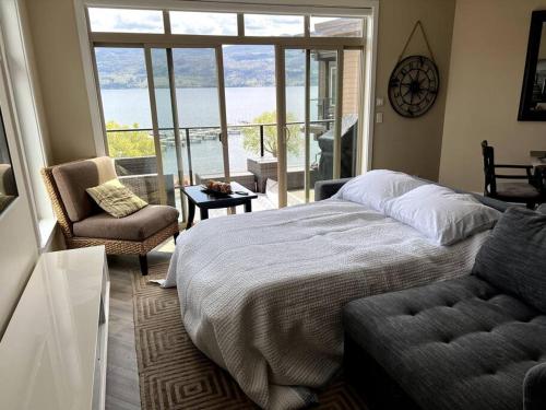 1 dormitorio con cama y vistas al agua en Your personal oasis! 3 bedroom condo! Top floor!, en West Kelowna